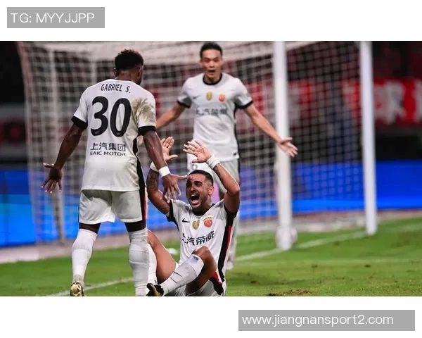 青岛海牛与上海海港激战正酣2025中超联赛第27轮精彩回顾