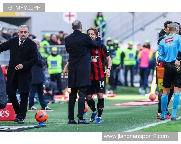 米兰2526赛季全家福揭晓阿莱格里与莫德里奇同框引发热议 米兰2526赛季全家福揭晓阿莱格里与莫德里奇同框引发热议