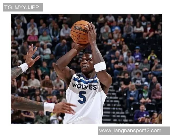 爱德华兹首节表现不佳7投仅中2三分球全失正负值为负六