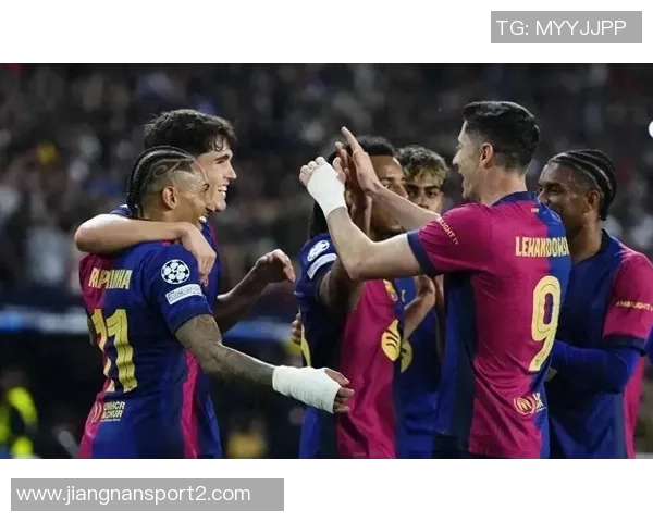 拉波尔塔与莱万在沙特及上海巴格达与巴萨球迷亲密互动见面会 拉波尔塔与莱万在沙特及上海巴格达与巴萨球迷亲密互动见面会