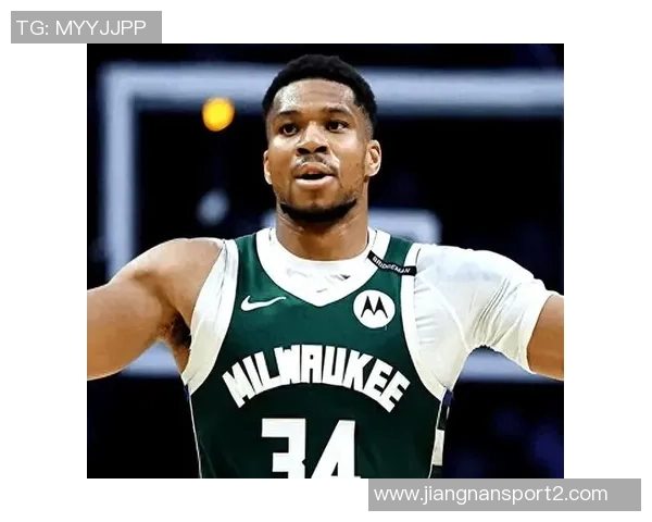 字母哥身穿43号球衣训练双臂肌肉线条惊艳全场引发热议